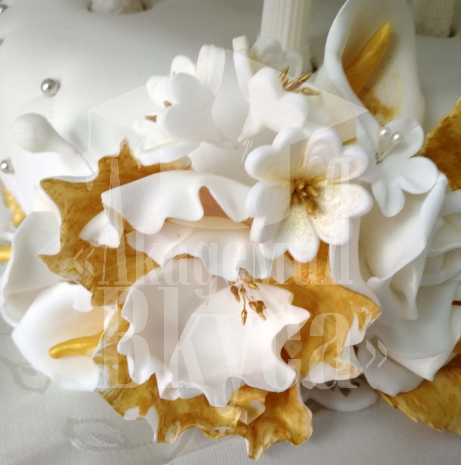 Торт свадебный бело-золотой 3-х ярусный